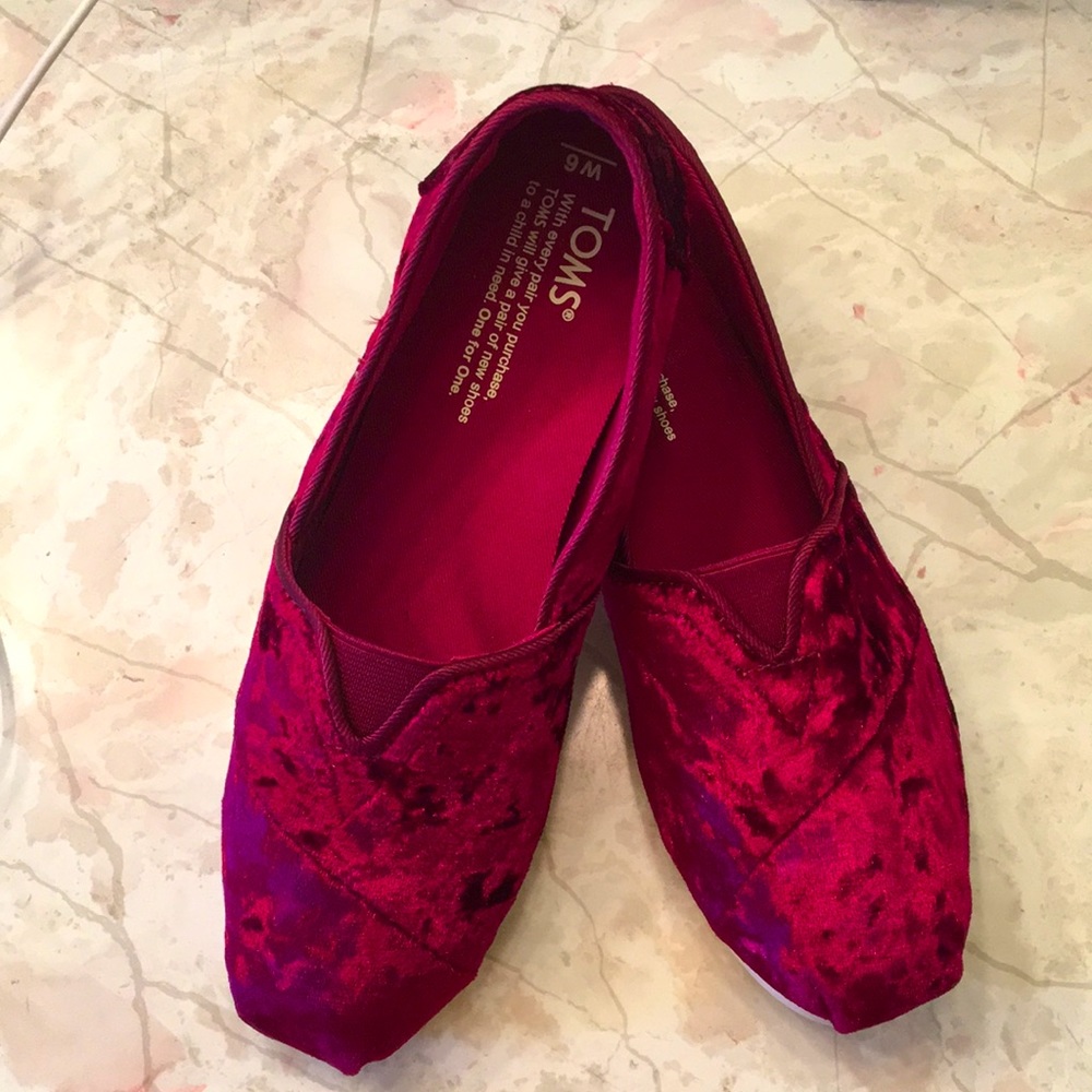 Toms burgundy crushed velvet women’s flats 6M